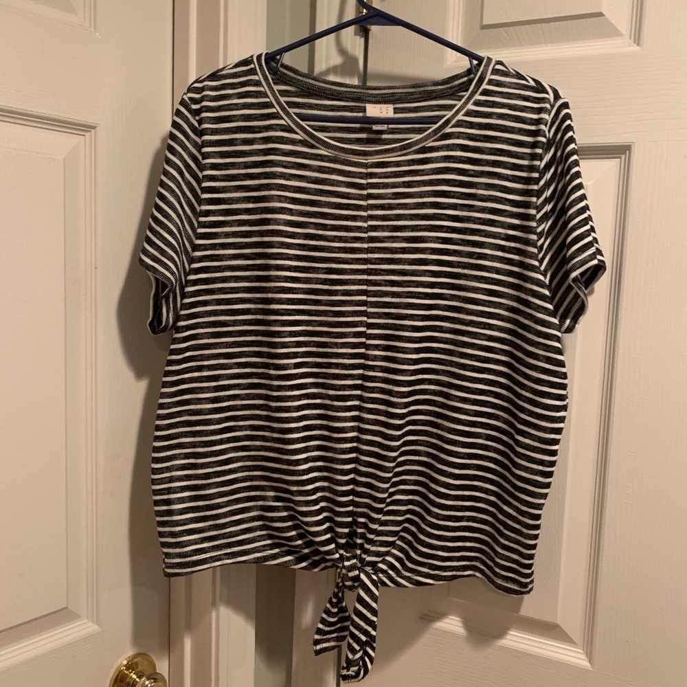 Super cute and casual tie bottom tee